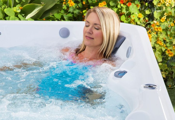 EndlessPools_internal_image_woman_relaxing-724x498